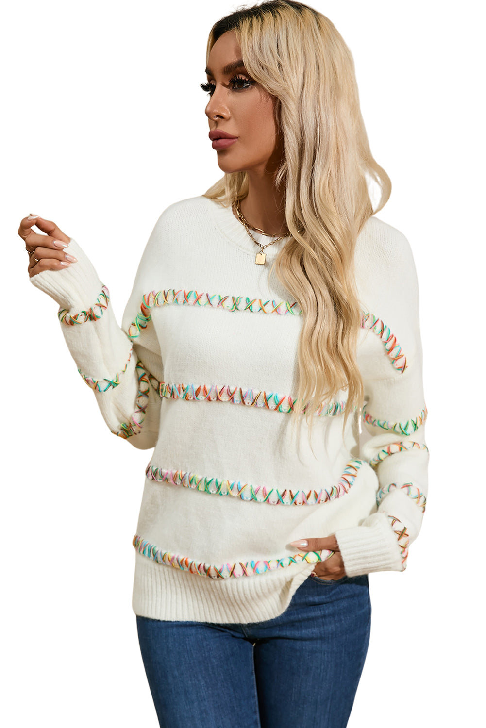 Weißer pullover mit gekreuzten schultern und bunten maschen