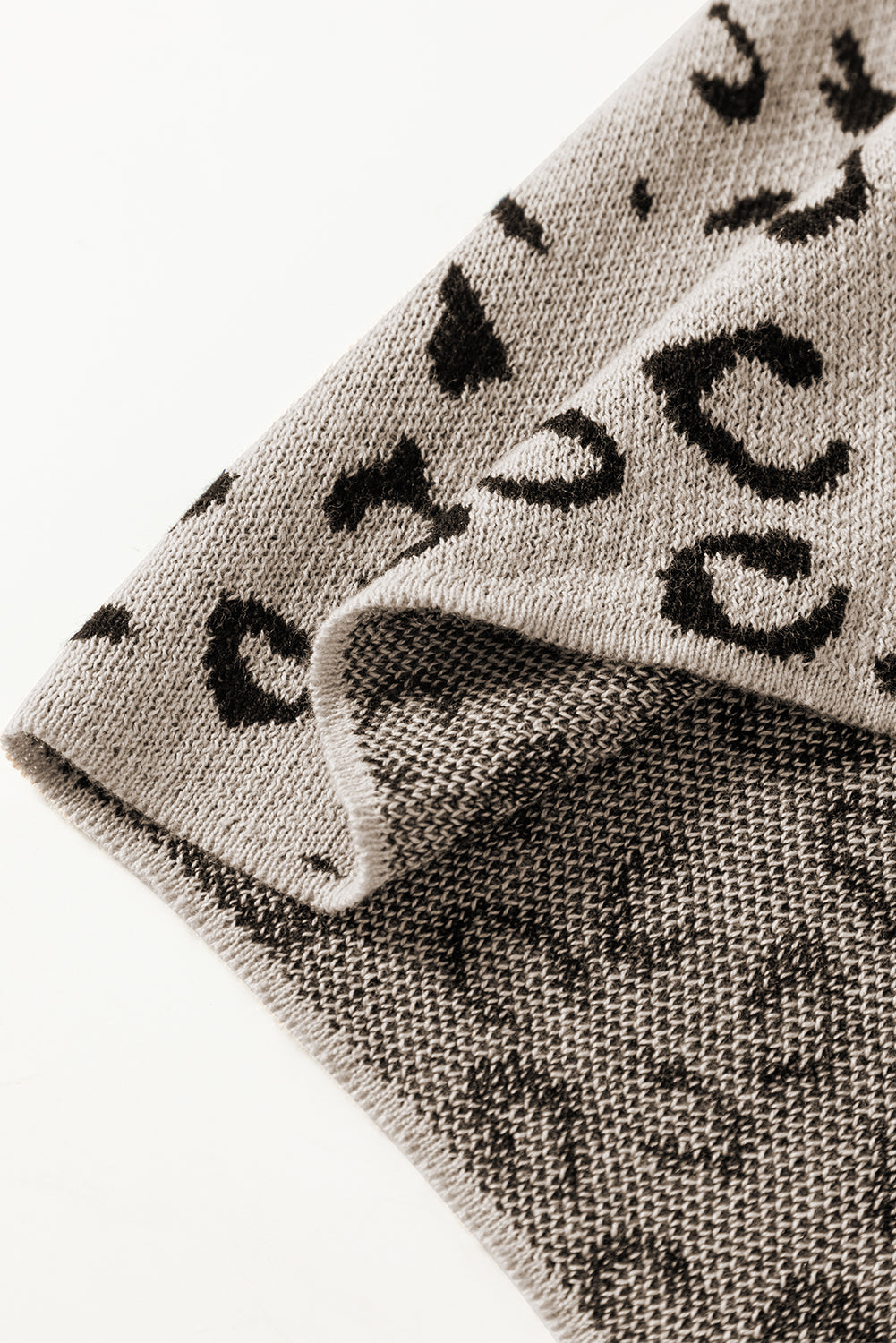 Rauchgrauer leopardenbesatz hochgeschlossener kurzarmpullover
