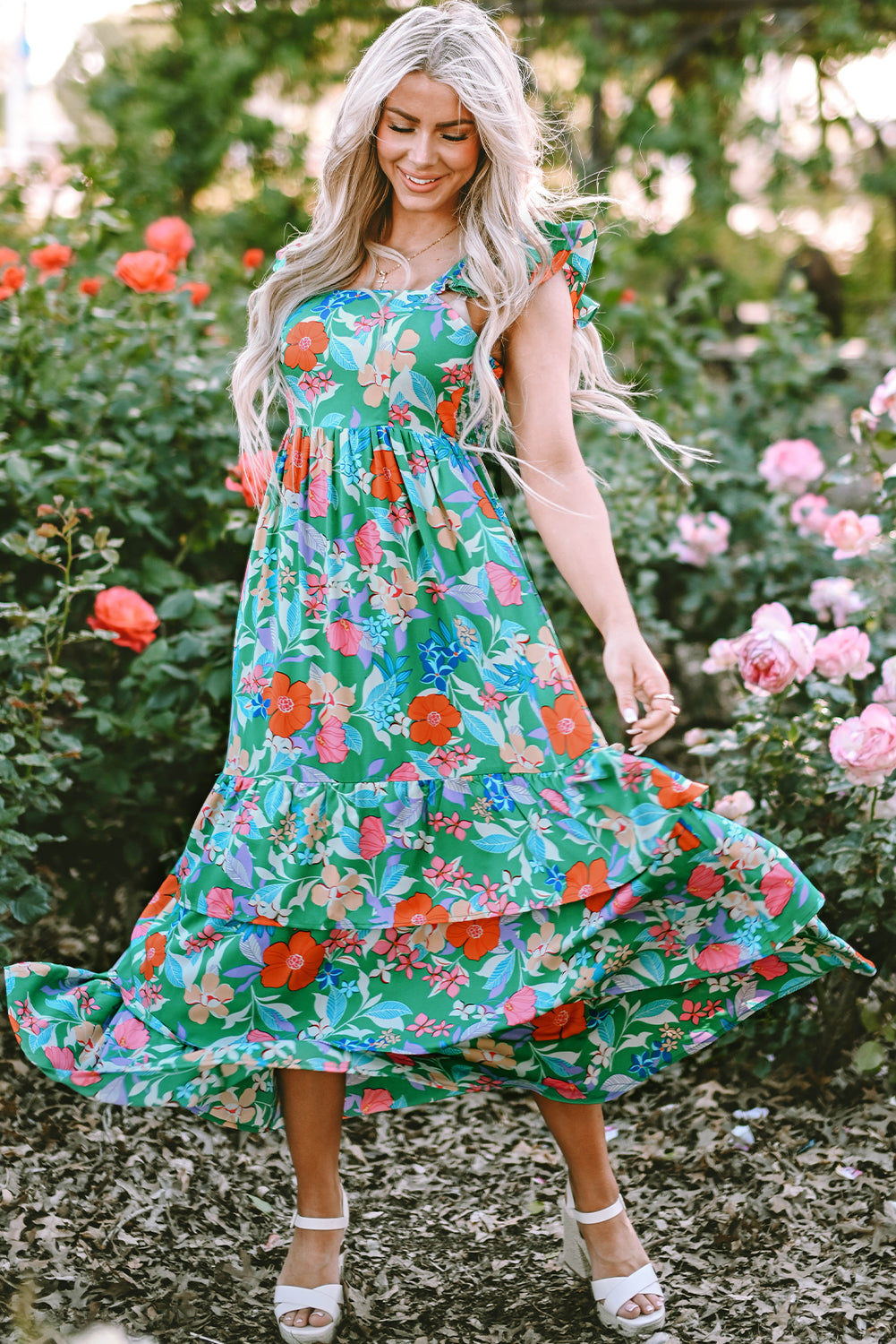 Grünes ärmelloses maxikleid mit blumendruck und rüschenbesatz