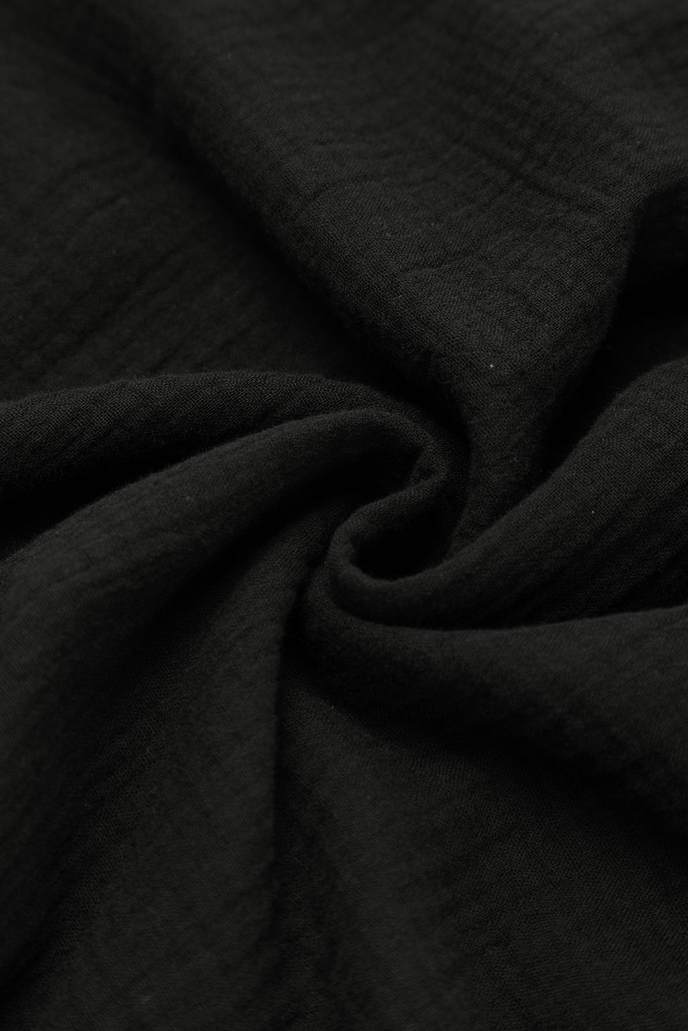 Schwarzes gefaltetes minikleid mit kurzen ärmeln und v-ausschnitt