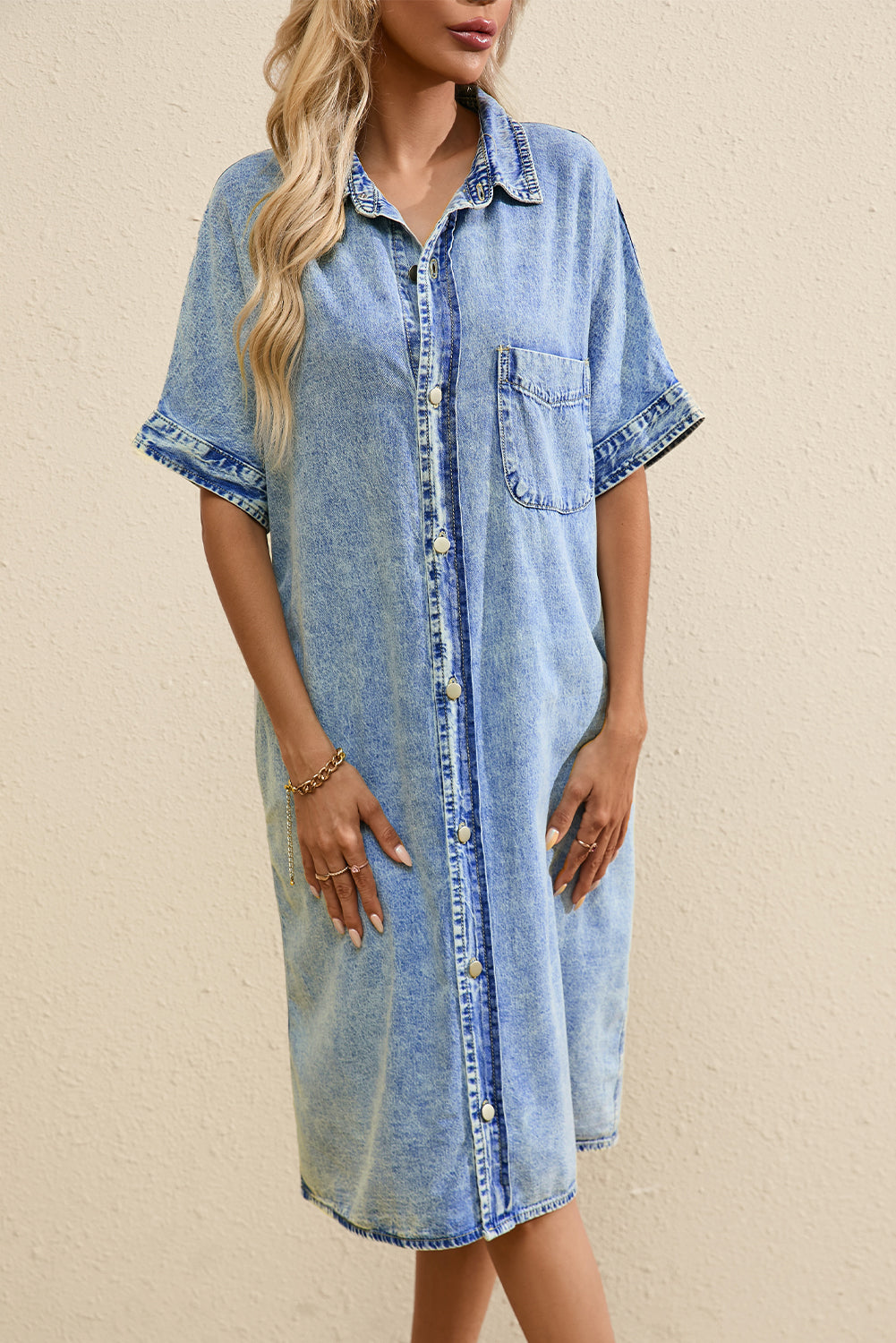 Hellblaues lockeres Hemd mit kurzen Ärmeln und mittlerer Waschung Chambray-Kleid