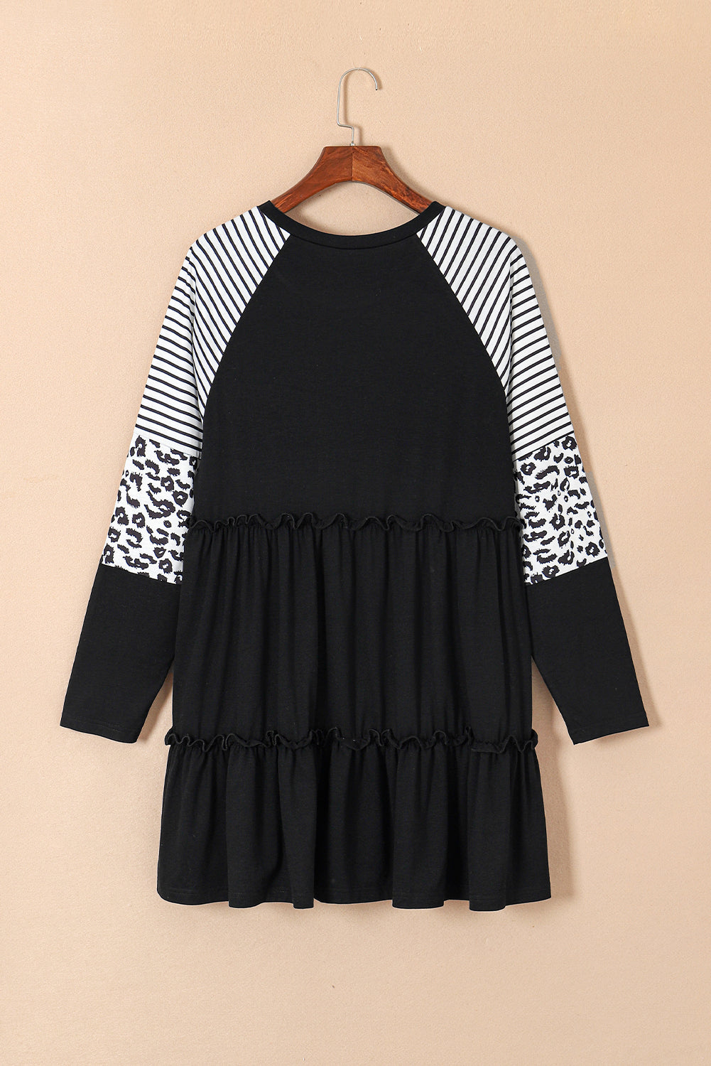 Schwarzes gestreiftes leoparden-patch-ärmel-rüschen-kleid in übergröße