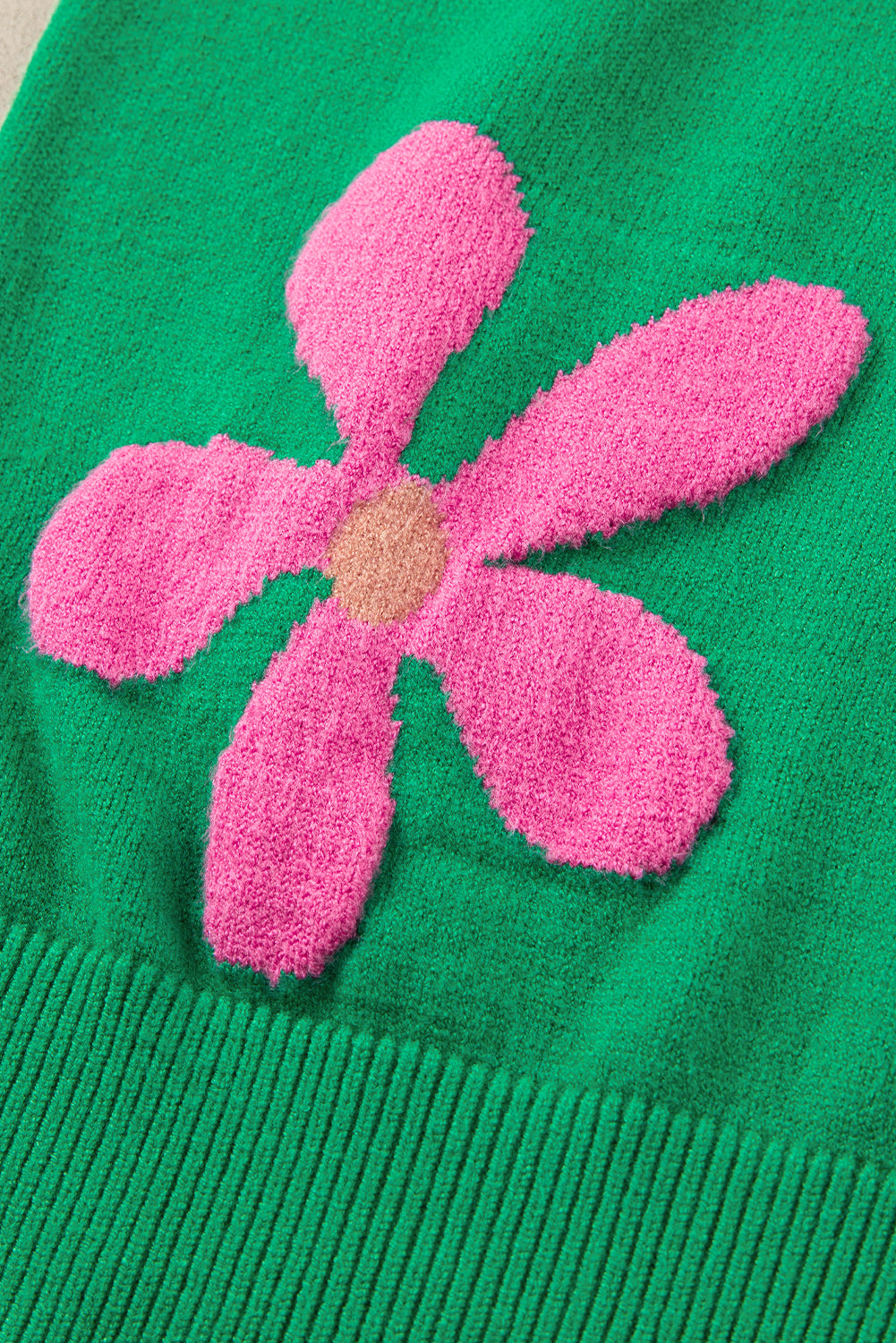 Leuchtend grüner, geblümter kurzarmpullover mit blasen