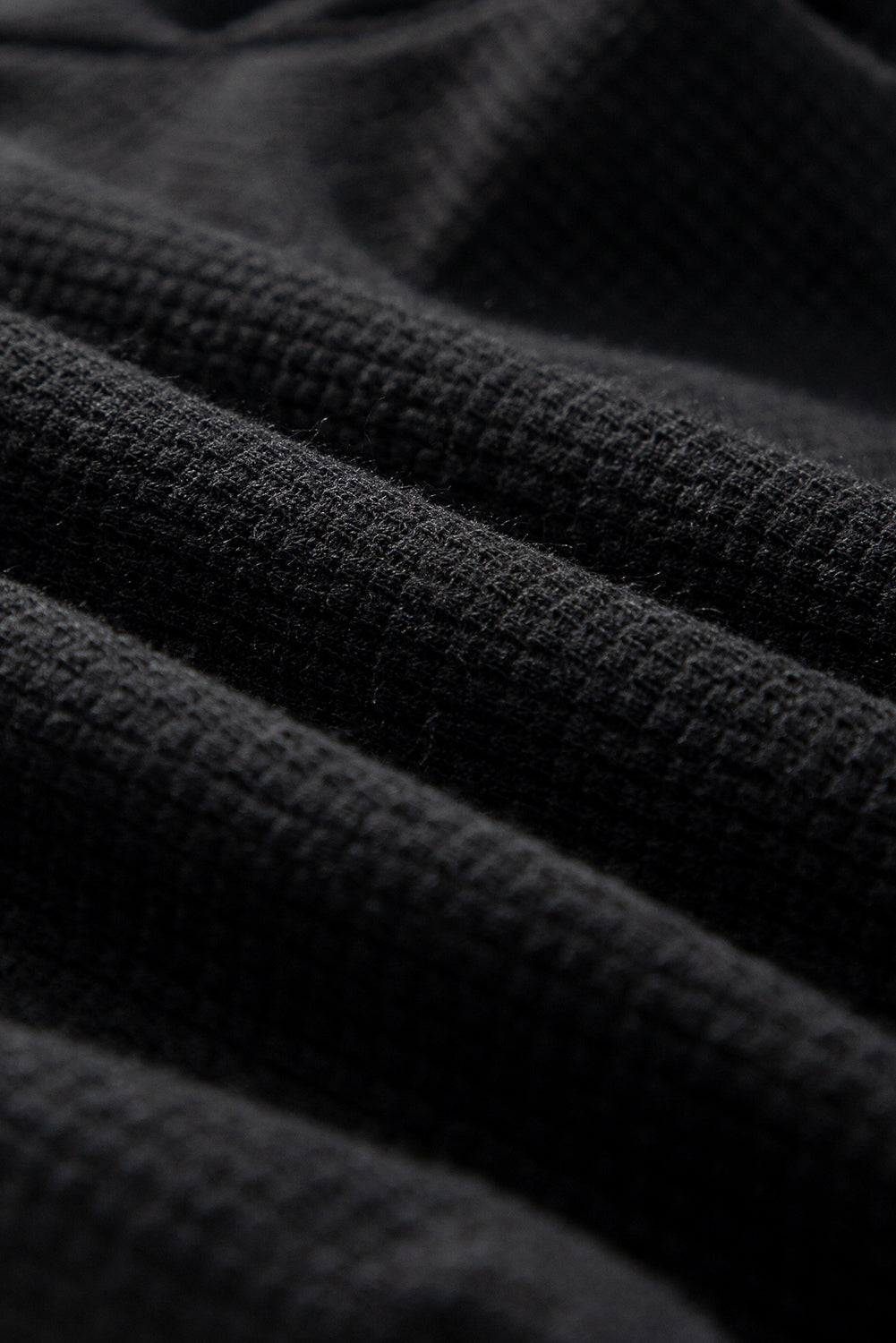 Schwarzer jumpsuit mit geknoteten trägern und strukturiertem kordelzug