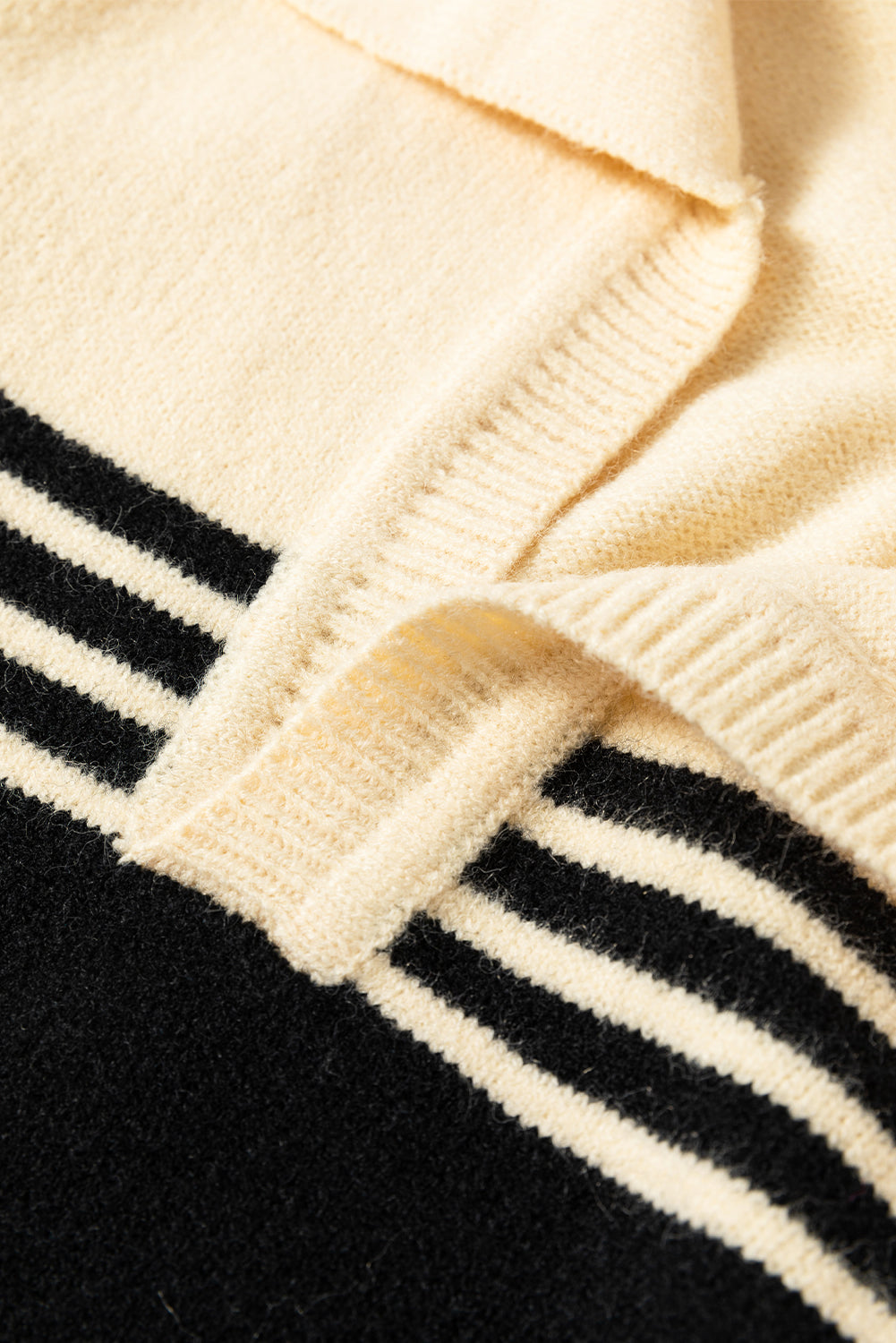 Schwarzer colorblock streifen pullover mit v-ausschnitt