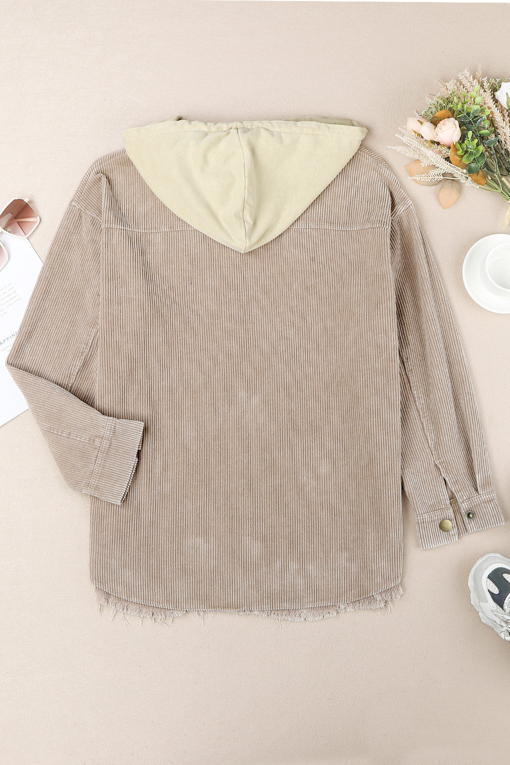 Khakifarbene patchwork-kapuzenjacke aus cord