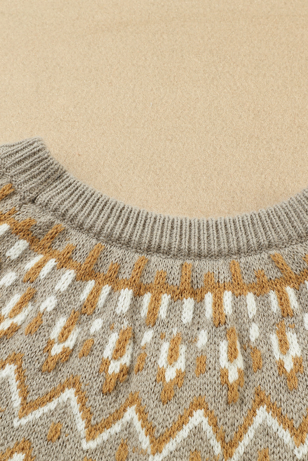 Grauer pullover mit geometrischem muster und geripptem rundhalsausschnitt