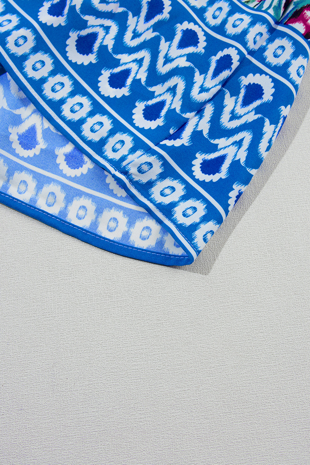 Himmelblau bohemian print krawattenausschnitt rüschensaum kurzes kleid