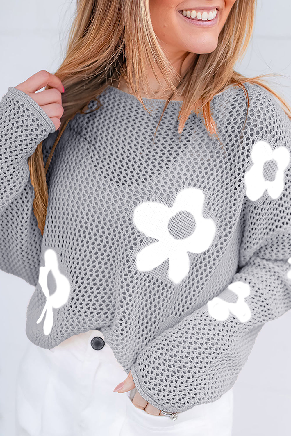Hellgrauer pullover mit großer blume, hohl gestrickt und schulterfrei
