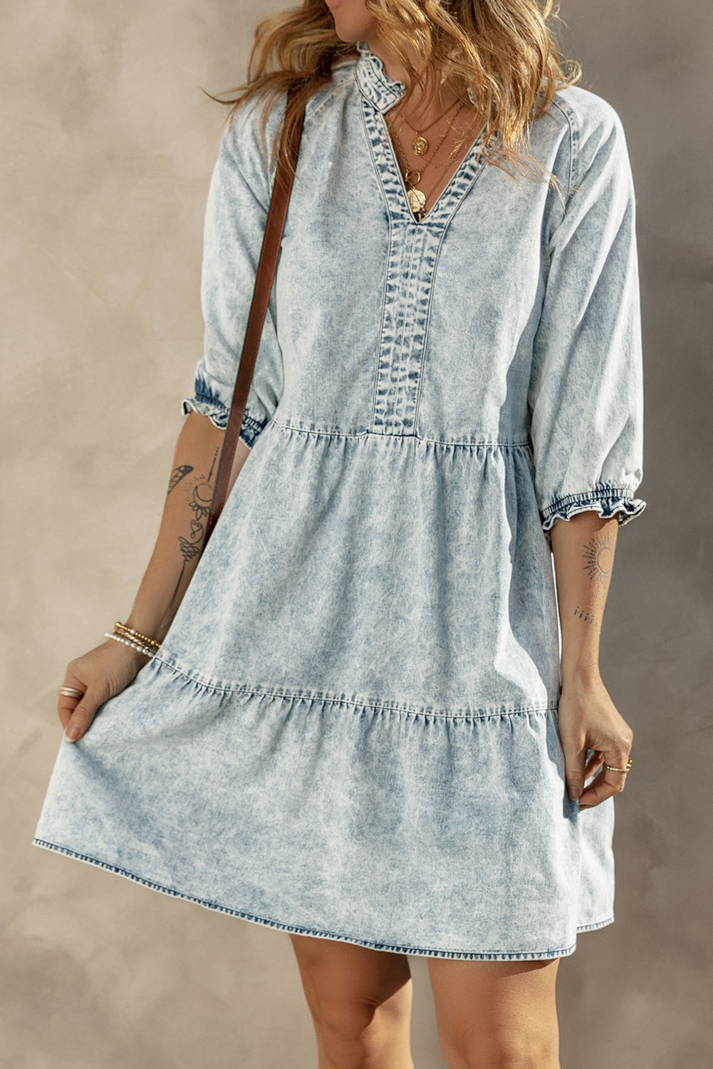 Dunkelblaues acid wash retro denim kleid mit halben ärmeln