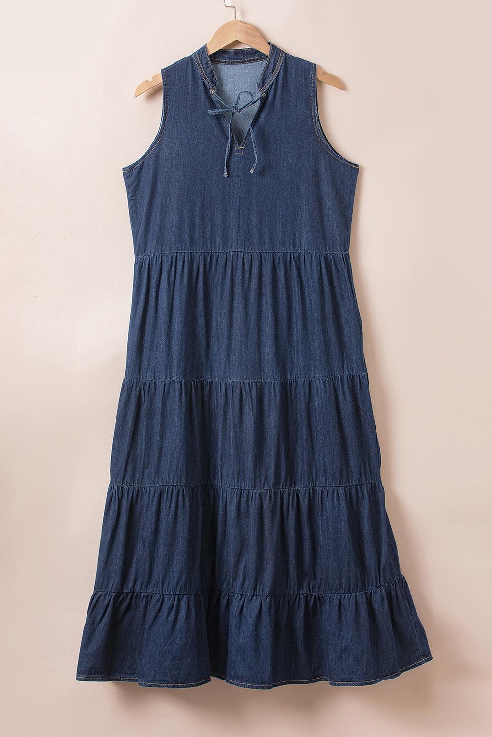 Ärmelloses, gestuftes Maxikleid aus Chambray in echtem Petrol