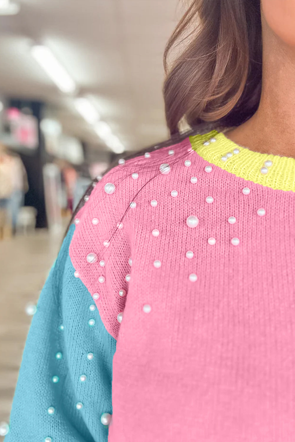 Rosenroter colorblock pullover mit rundhalsausschnitt und halben ärmeln mit perlen