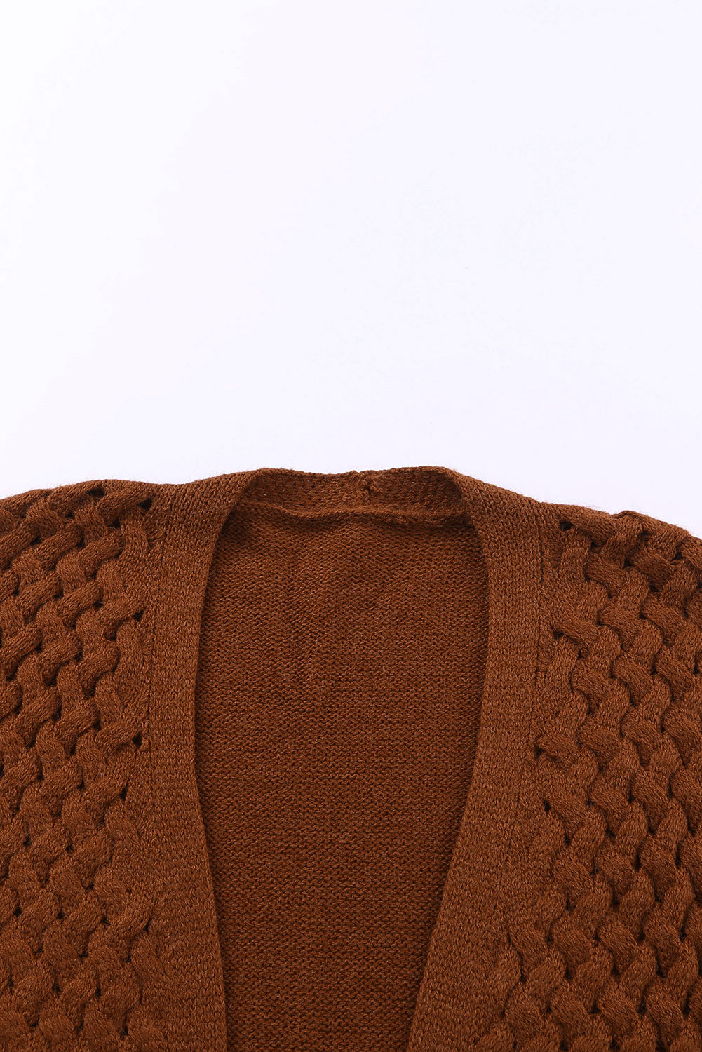 Brauner strickcardigan mit offener vorderseite und gewebter textur und taschen