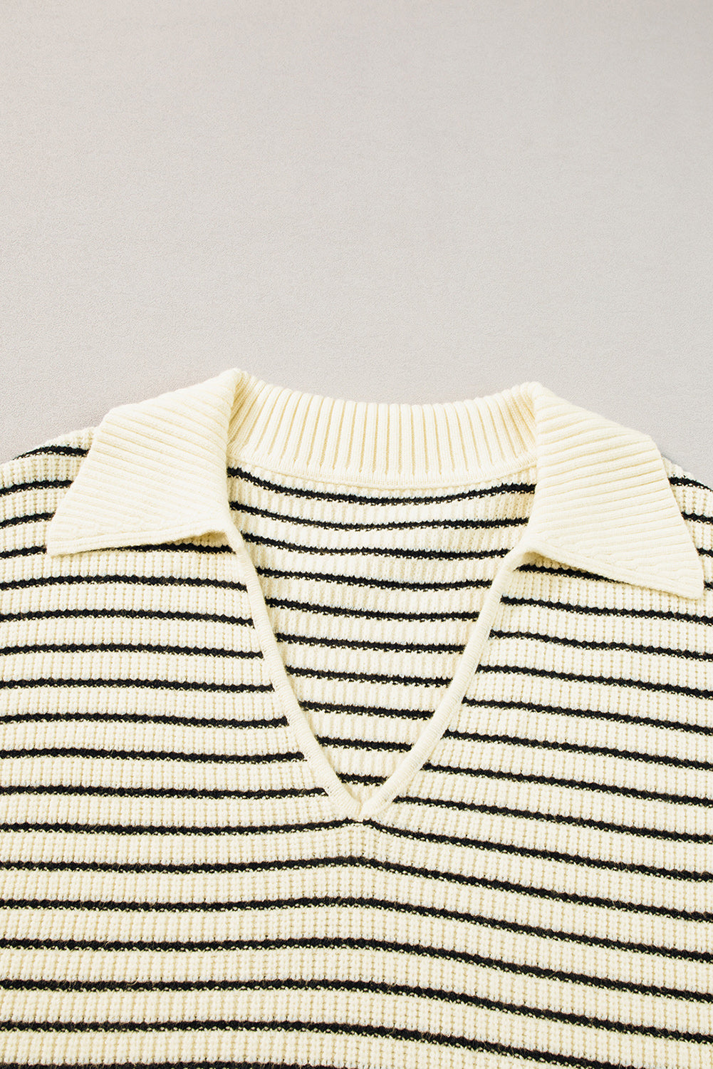Beige gestreiftes pullover-tank-top mit v-ausschnitt