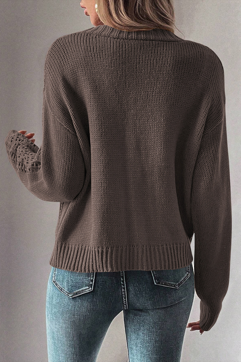 Dunkle khakifarbene strickjacke mit offenen schultern