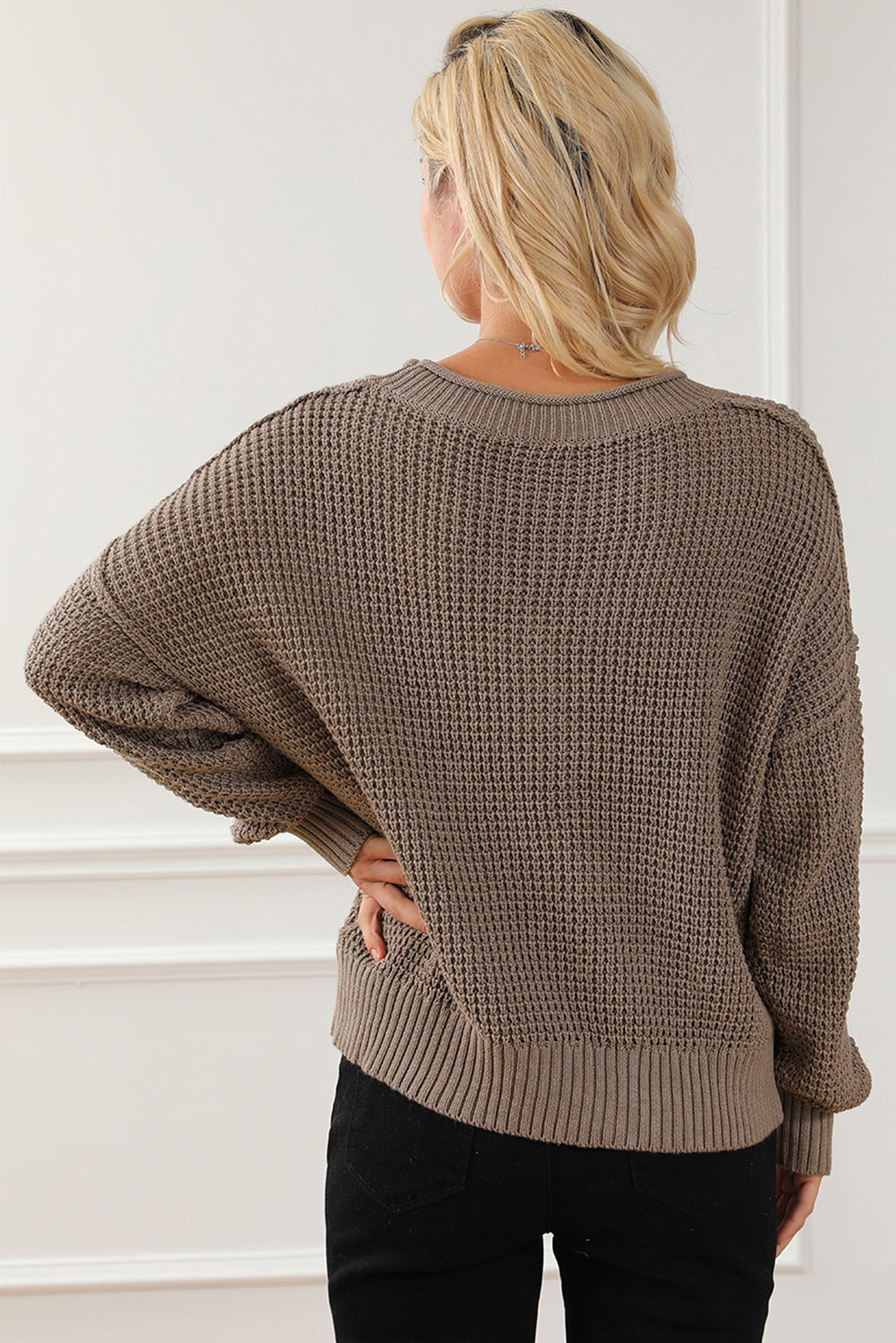 Khakifarbener pointelle-strickpullover mit v-ausschnitt und überschnittenen schultern