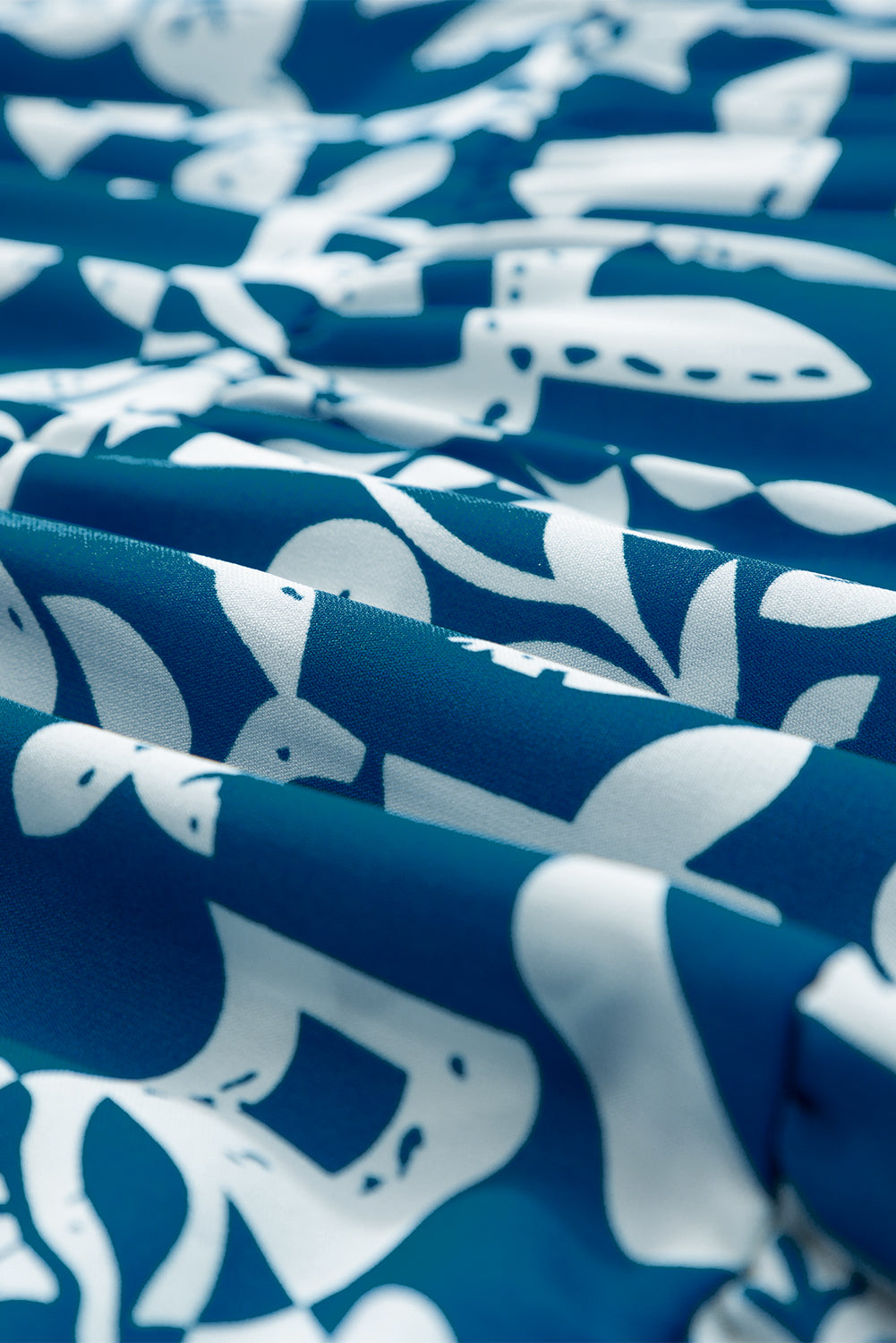 Blaues Kleid mit geteiltem Halsausschnitt und Rüschenbesatz mit Blumenmuster