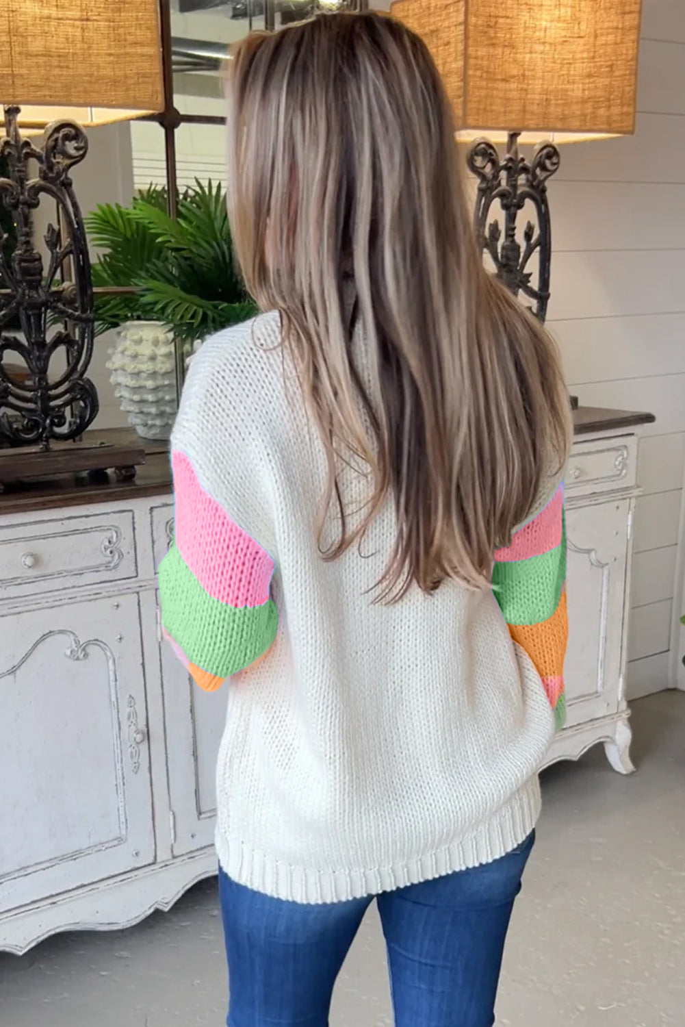 Weißer blumengrafik-colorblock-pullover mit rundhalsausschnitt