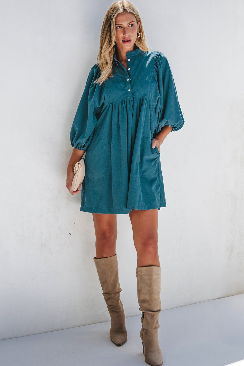 Blaues cord-knopf-kleid mit empire-taille und armband-ärmeln