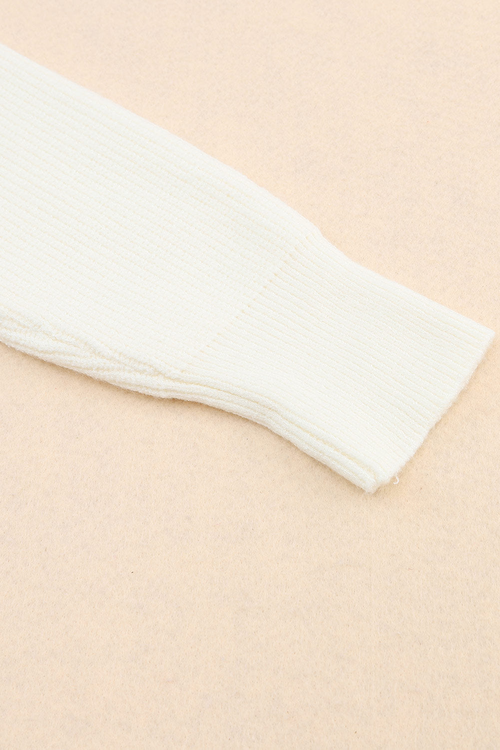 Beige gerippter pullover mit langen ärmeln und überwürfen