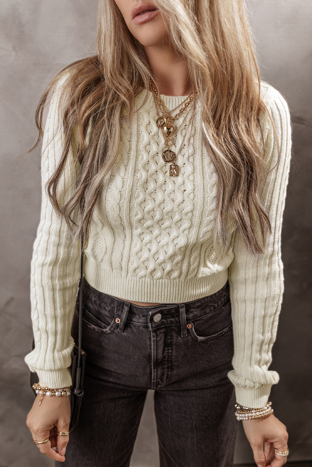 Weißer strickpullover mit zopfmuster