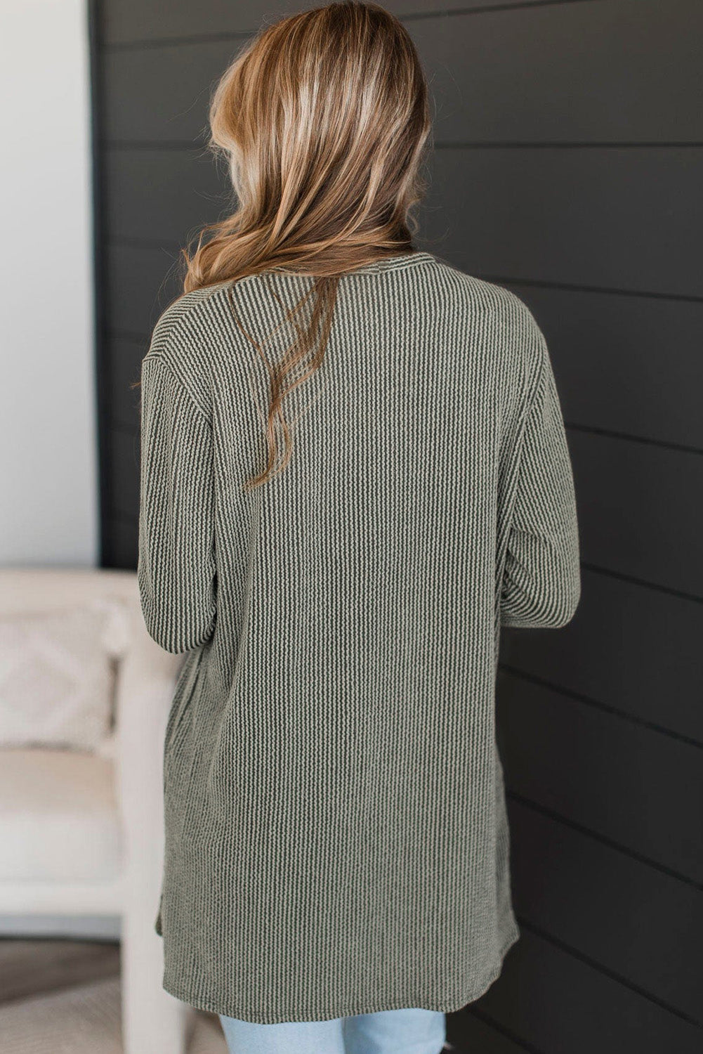 Moosgrüner strickcardigan mit offener vorderseite
