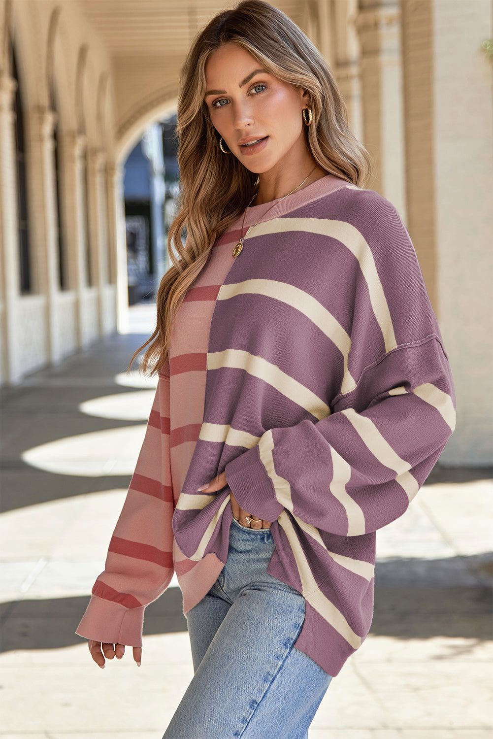 Rosa gestreifter colorblock-pullover in übergröße