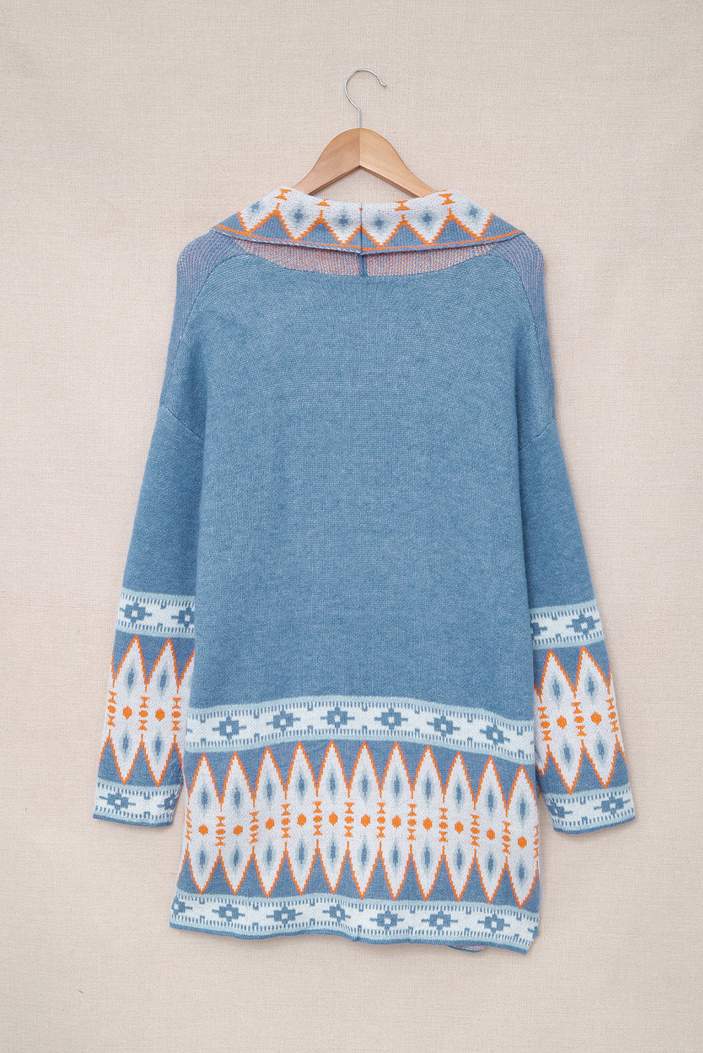Blaue strickjacke mit aztekenmuster und offener vorderseite