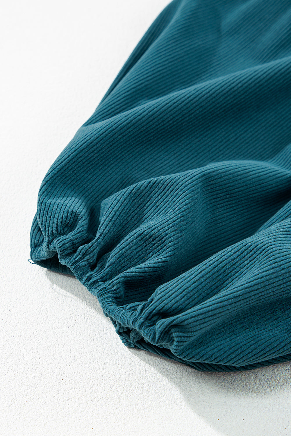 Blaues cord-knopf-kleid mit empire-taille und armband-ärmeln