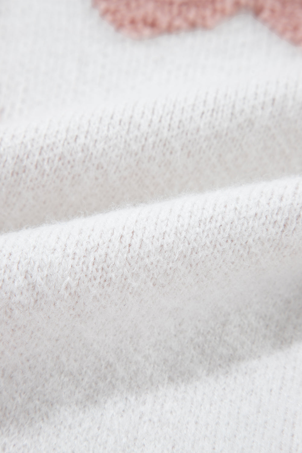 Weißer lockerer pullover mit strukturierten blumen an den schultern