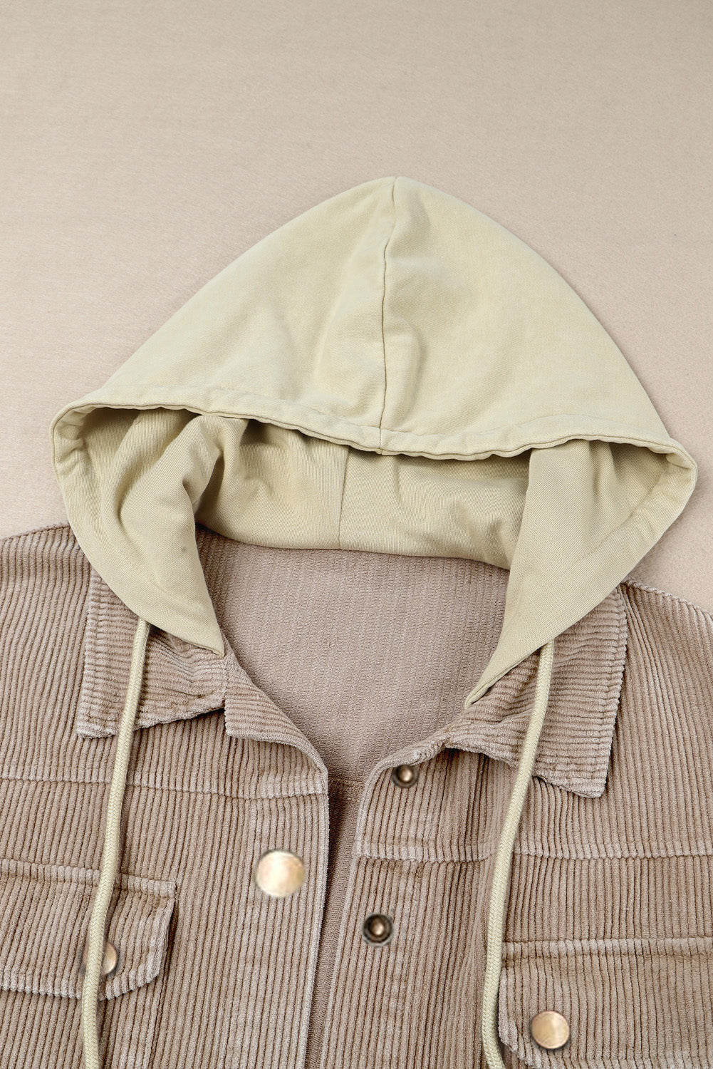 Khakifarbene patchwork-kapuzenjacke aus cord