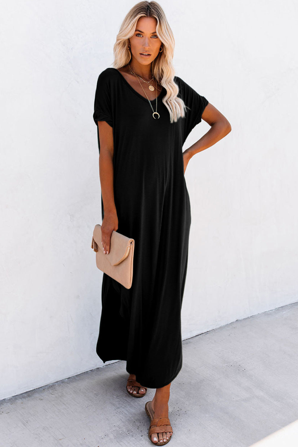 Schwarzer v-ausschnitt mit versteckten taschenschlitzen maxi-t-shirt-kleid