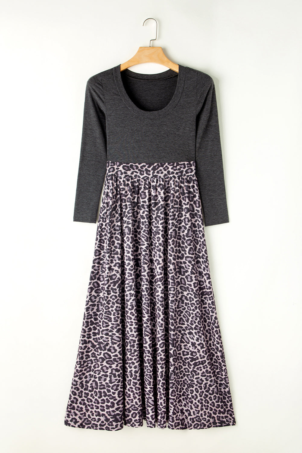 Schwarzes langärmeliges maxikleid mit leopardenmuster