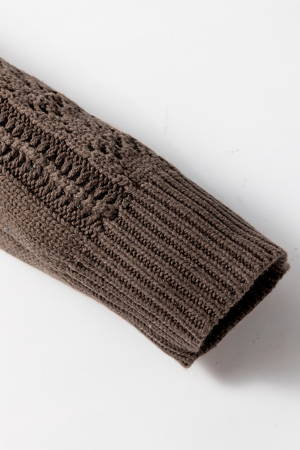 Dunkle khakifarbene strickjacke mit offenen schultern