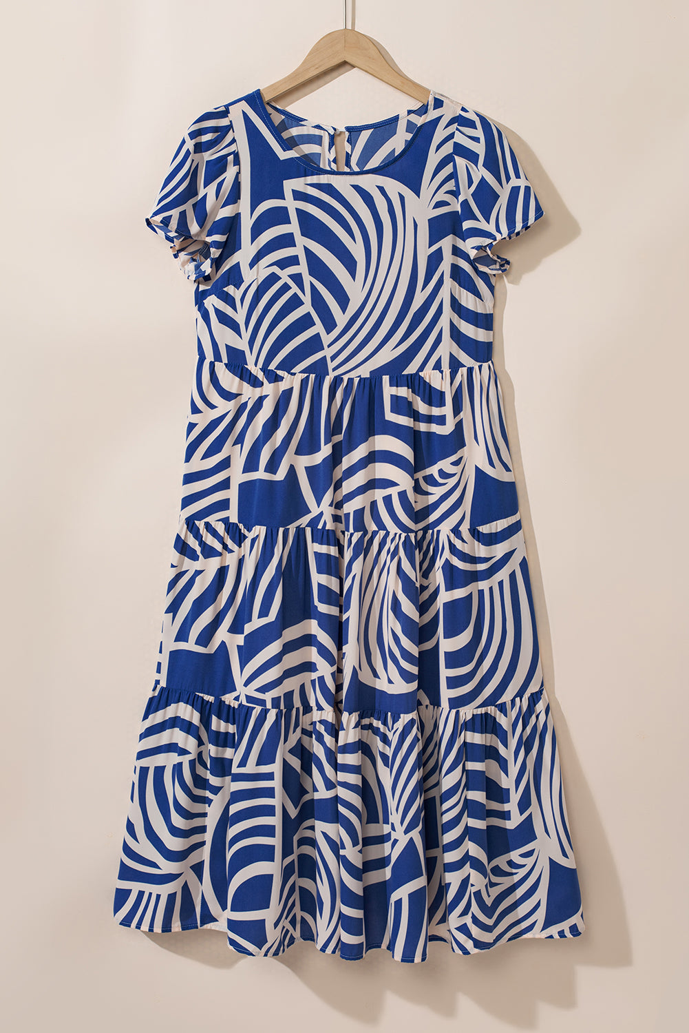 Himmelblaues boho bedrucktes kleid mit kurzen ärmeln und flare-teilung
