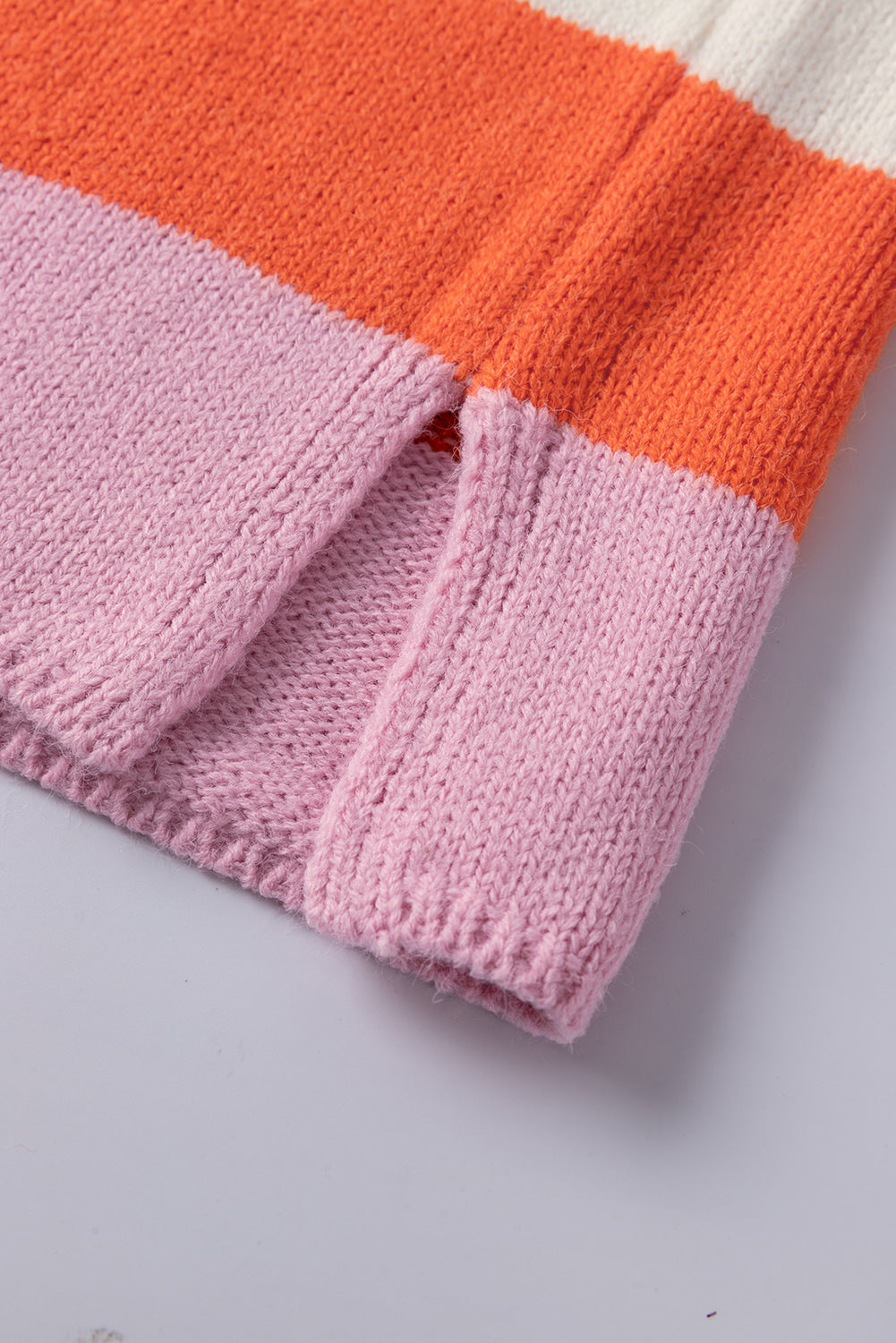 Orange gestreifter colorblock v-ausschnitt freizeitpullover