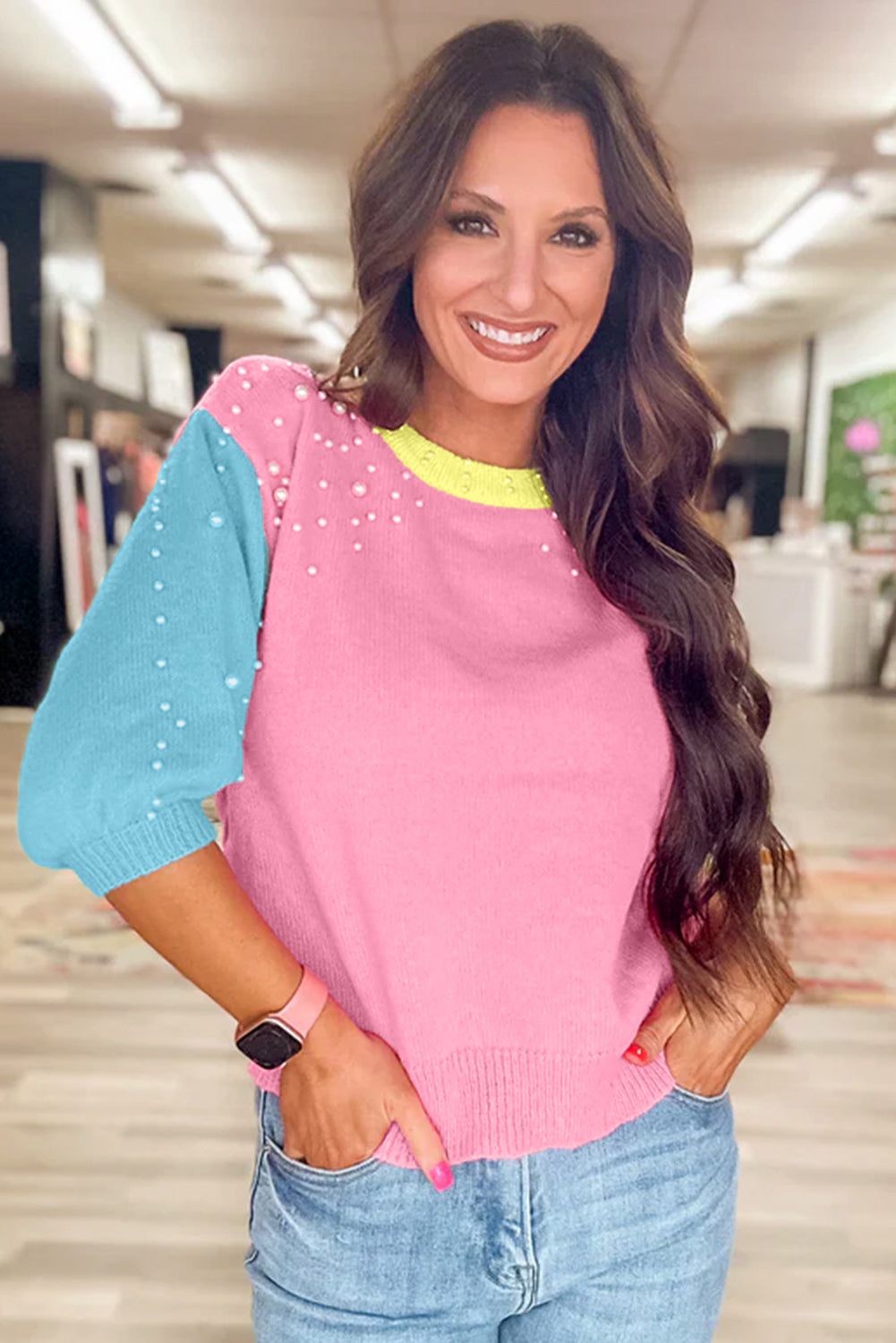 Rosenroter colorblock pullover mit rundhalsausschnitt und halben ärmeln mit perlen