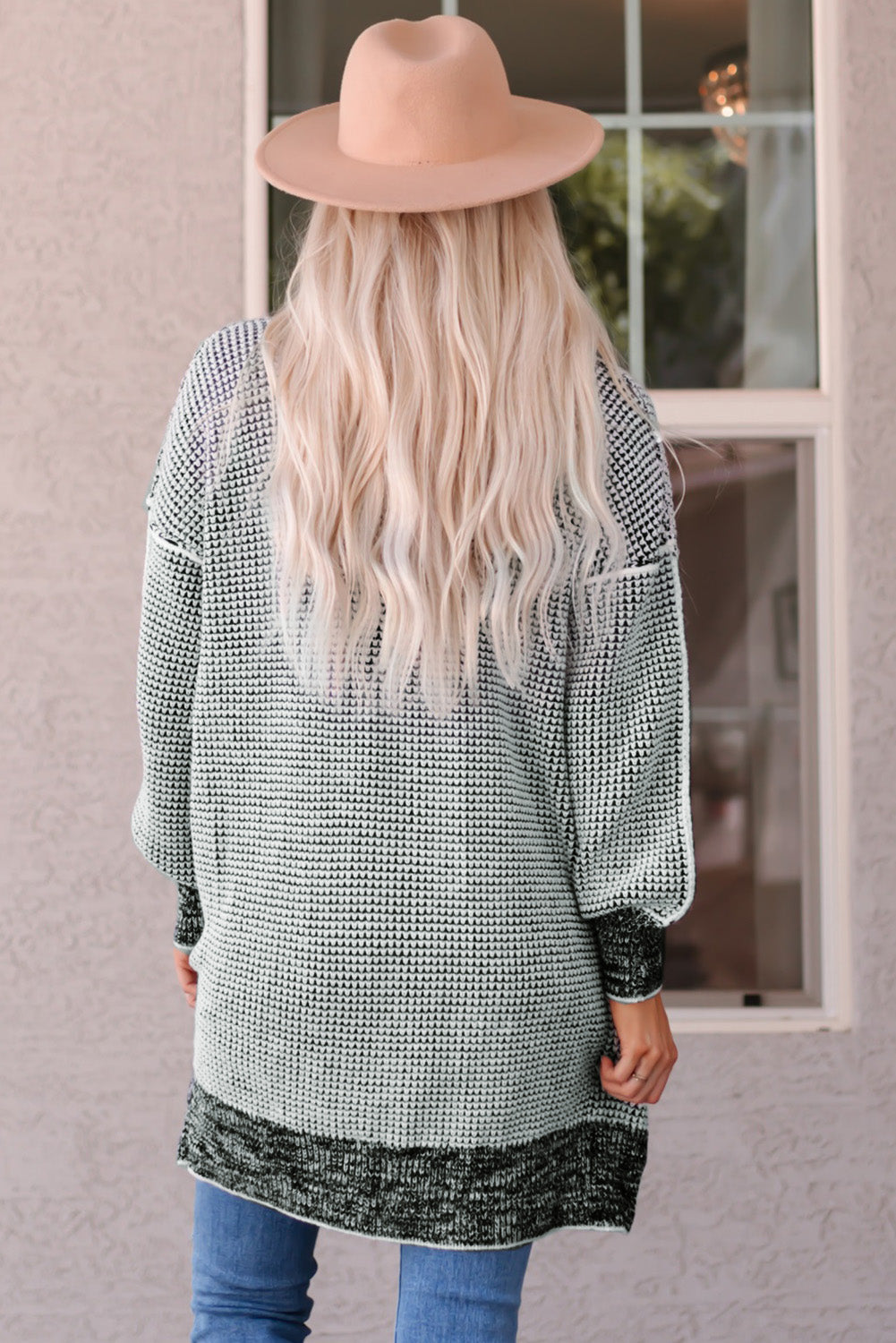 Graue karierte strickjacke mit offener vorderseite