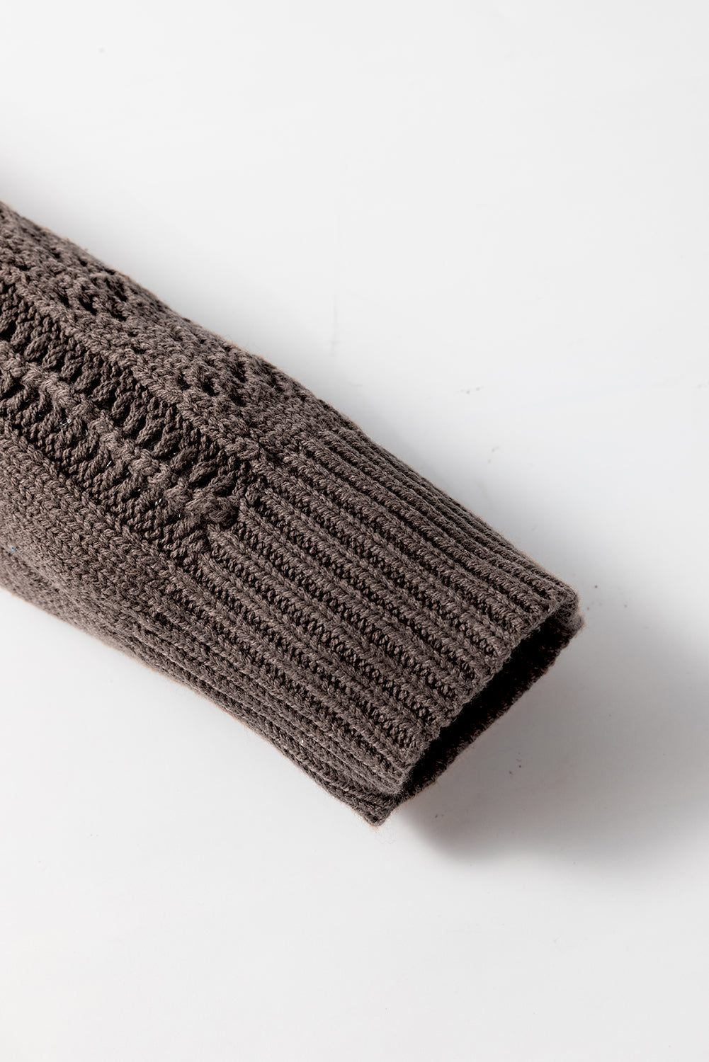 Dunkle khakifarbene strickjacke mit offenen schultern