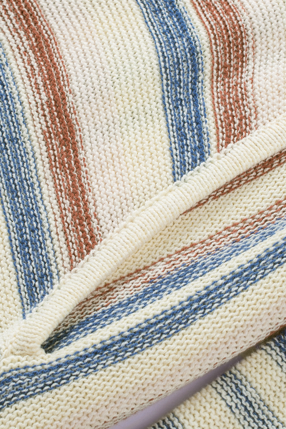 Mehrfarbig gestreifter strickpullover mit kängurutasche und kapuze