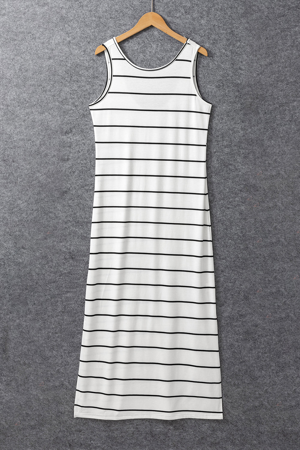 Weißes, gestreiftes, ärmelloses maxikleid mit schlitzen und offenem rücken