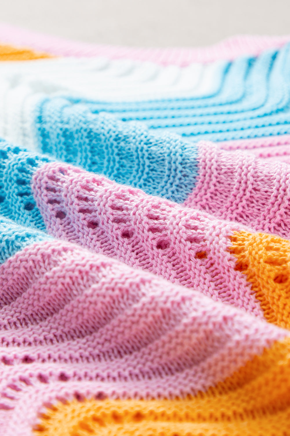 Mehrfarbig gestreifte colorblock strickweste mit wellenschliff
