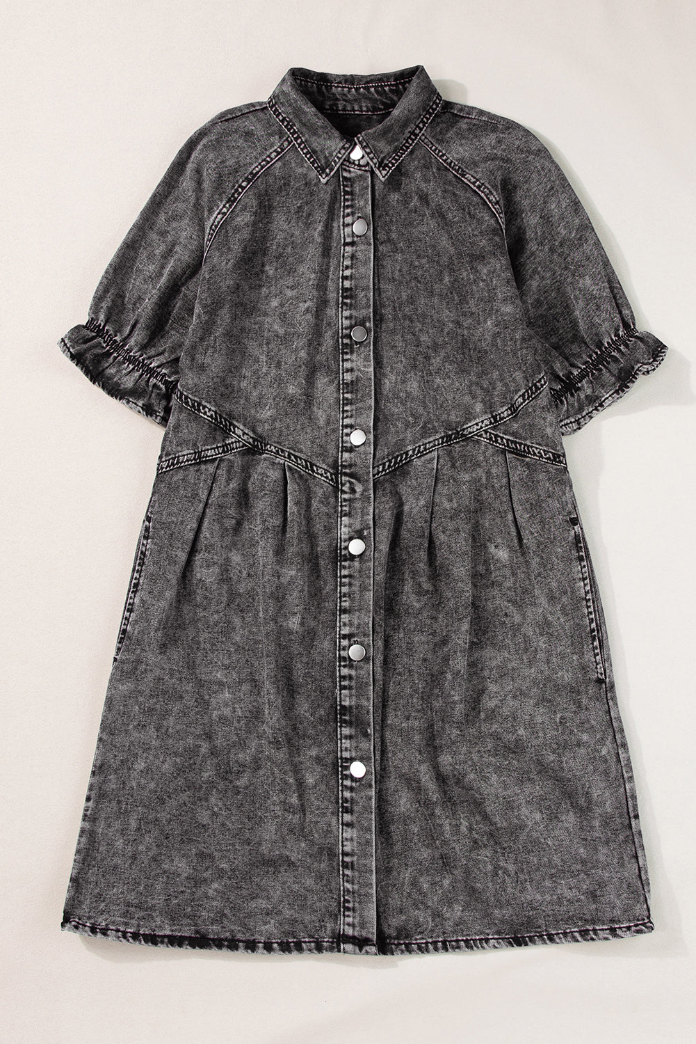 Mittelgraues Mineralwaschung gerafftes Kurzarm-Denimkleid mit Knöpfen