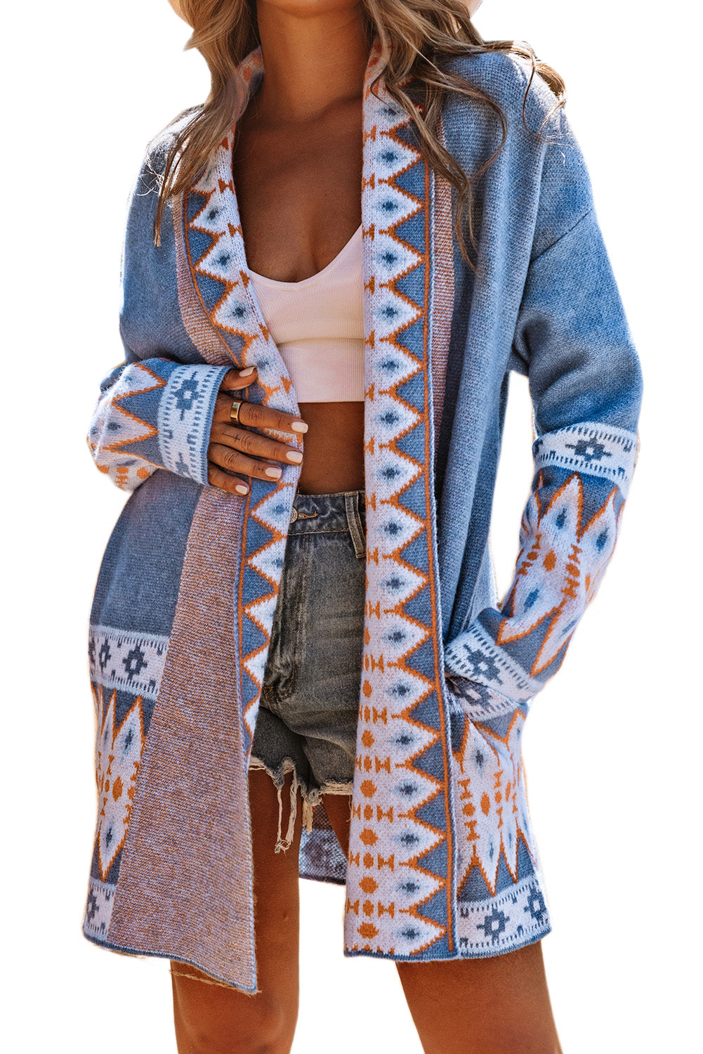 Blaue strickjacke mit aztekenmuster und offener vorderseite