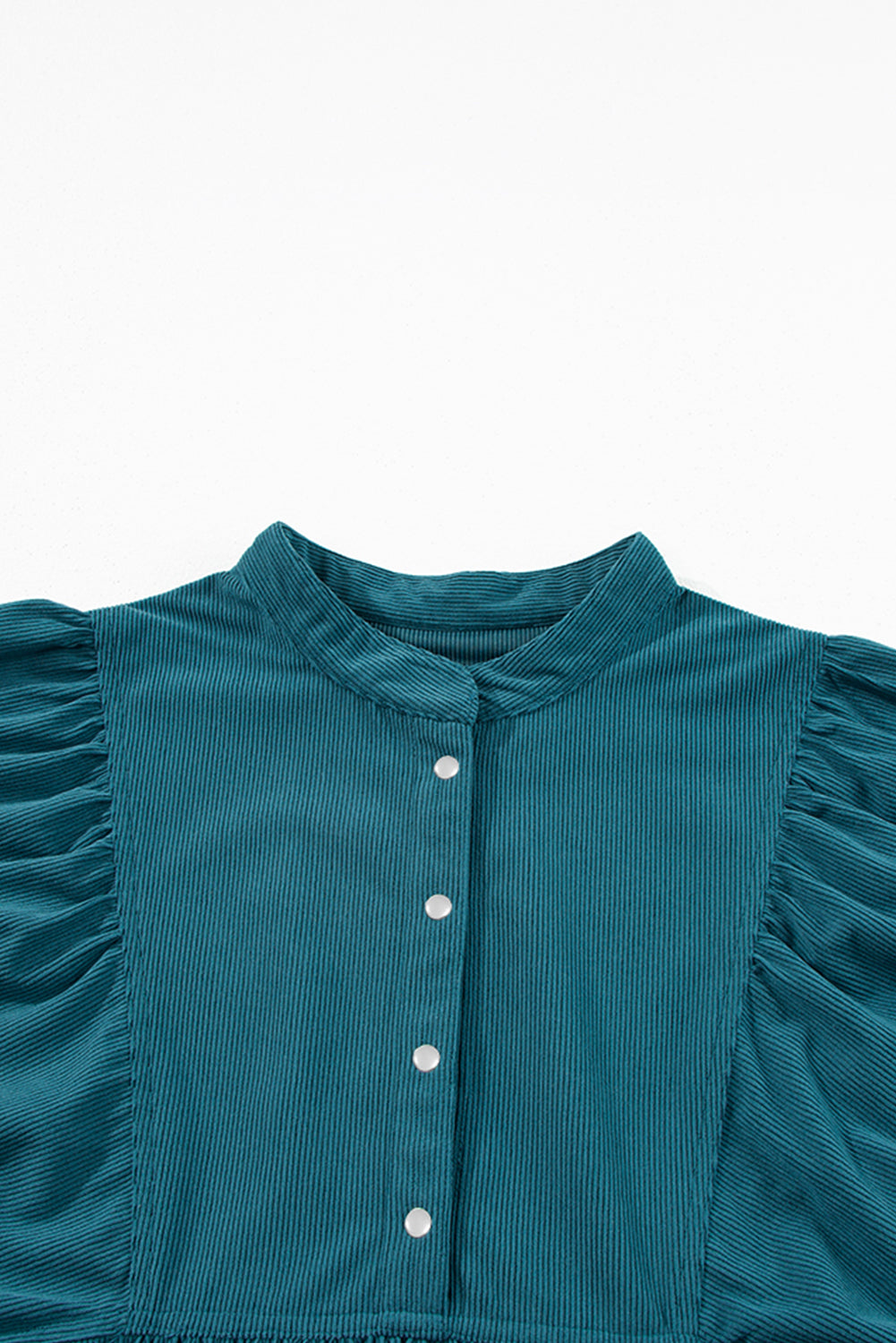 Blaues cord-knopf-kleid mit empire-taille und armband-ärmeln