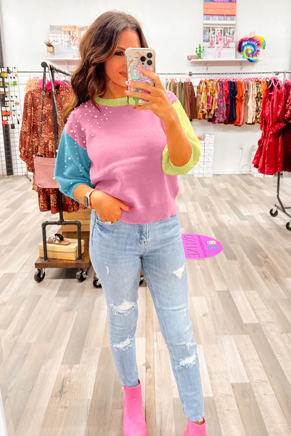 Rosenroter colorblock pullover mit rundhalsausschnitt und halben ärmeln mit perlen