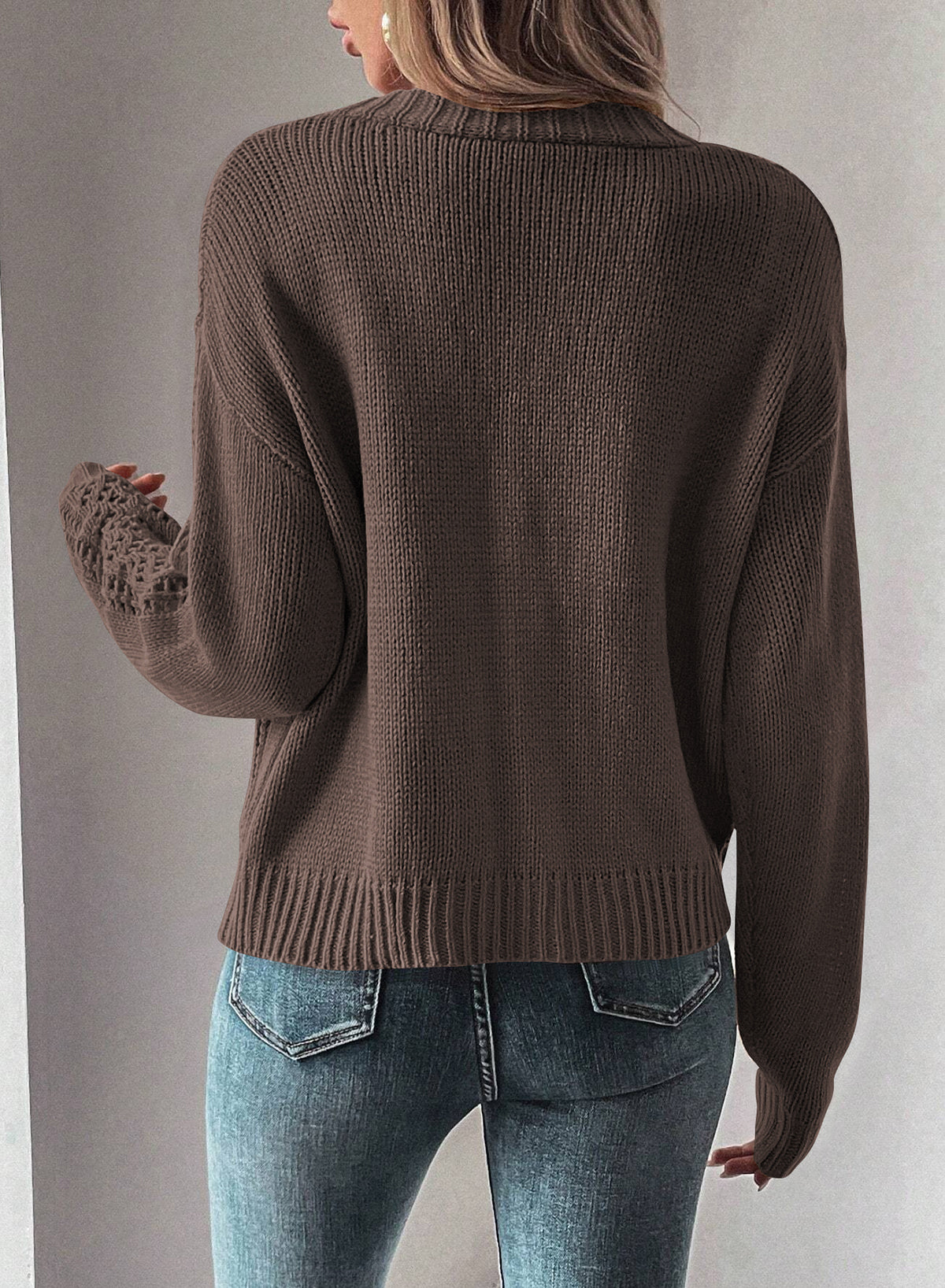 Dunkle khakifarbene strickjacke mit offenen schultern