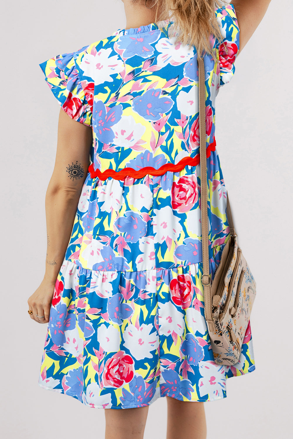 Himmelblaues floral bedrucktes v kleid mit gekerbten ric rac flatterärmeln