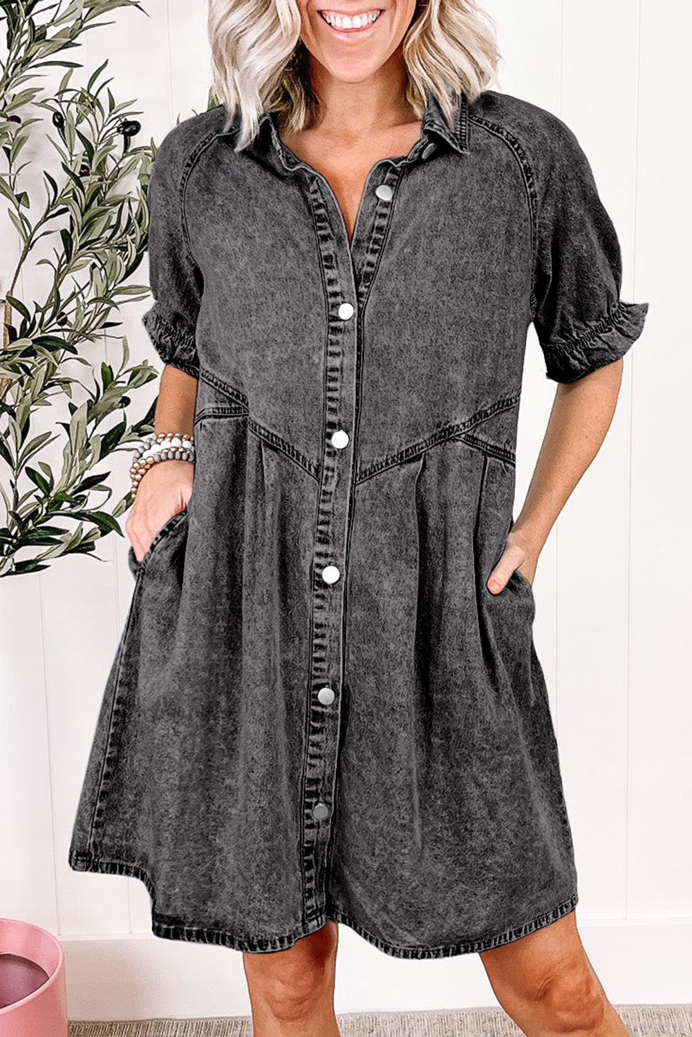 Mittelgraues Mineralwaschung gerafftes Kurzarm-Denimkleid mit Knöpfen