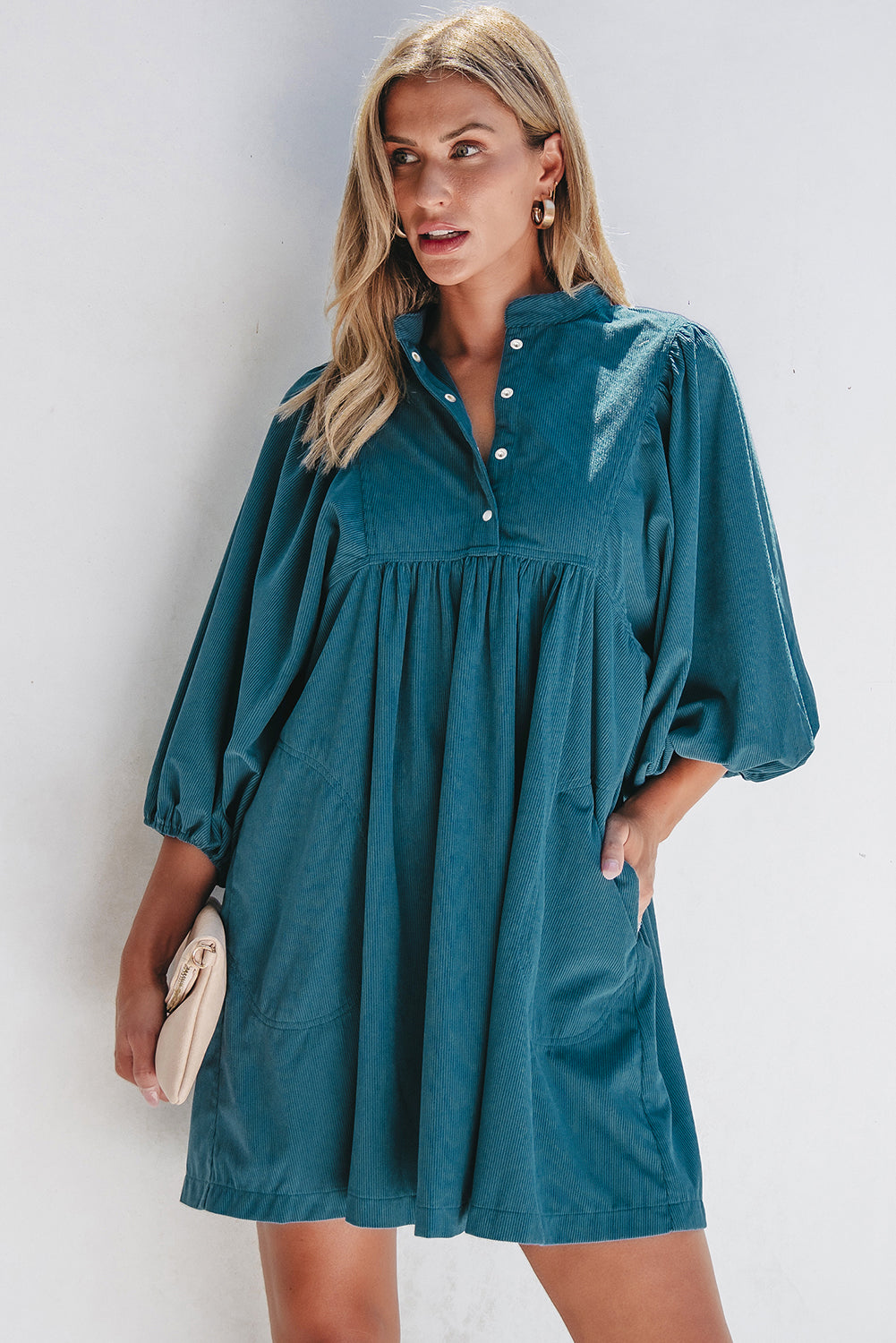 Blaues cord-knopf-kleid mit empire-taille und armband-ärmeln